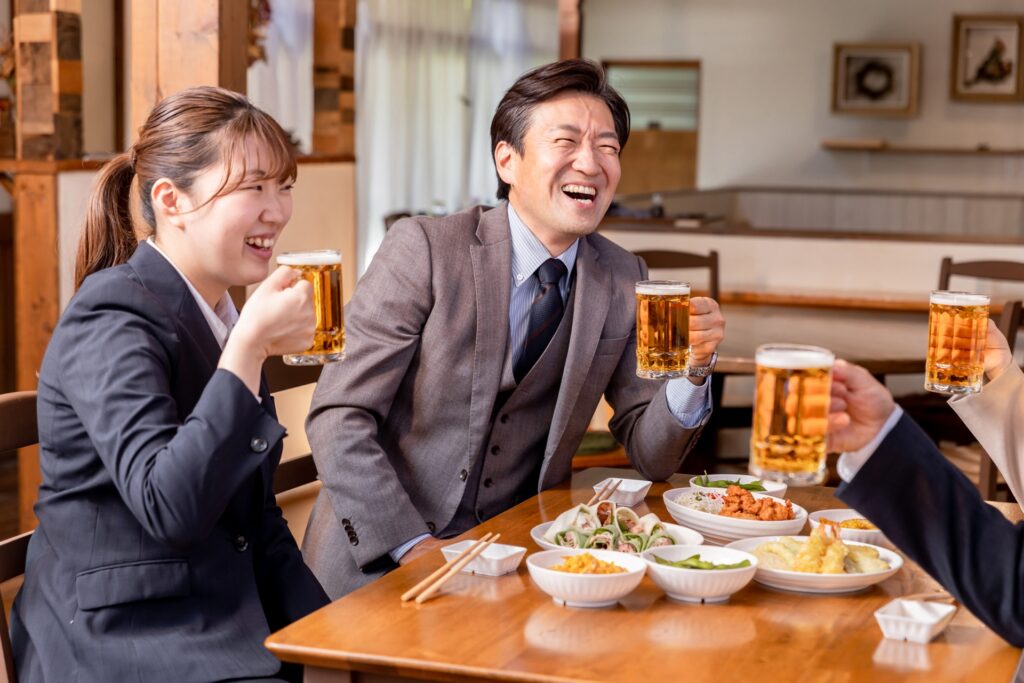 お酒を飲む人たちの画像