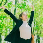 胸式呼吸で深呼吸する女性