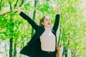 胸式呼吸で深呼吸する女性