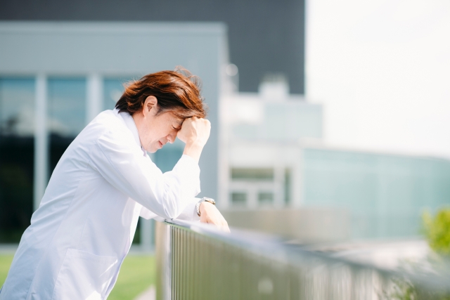 暑さでやられている男性